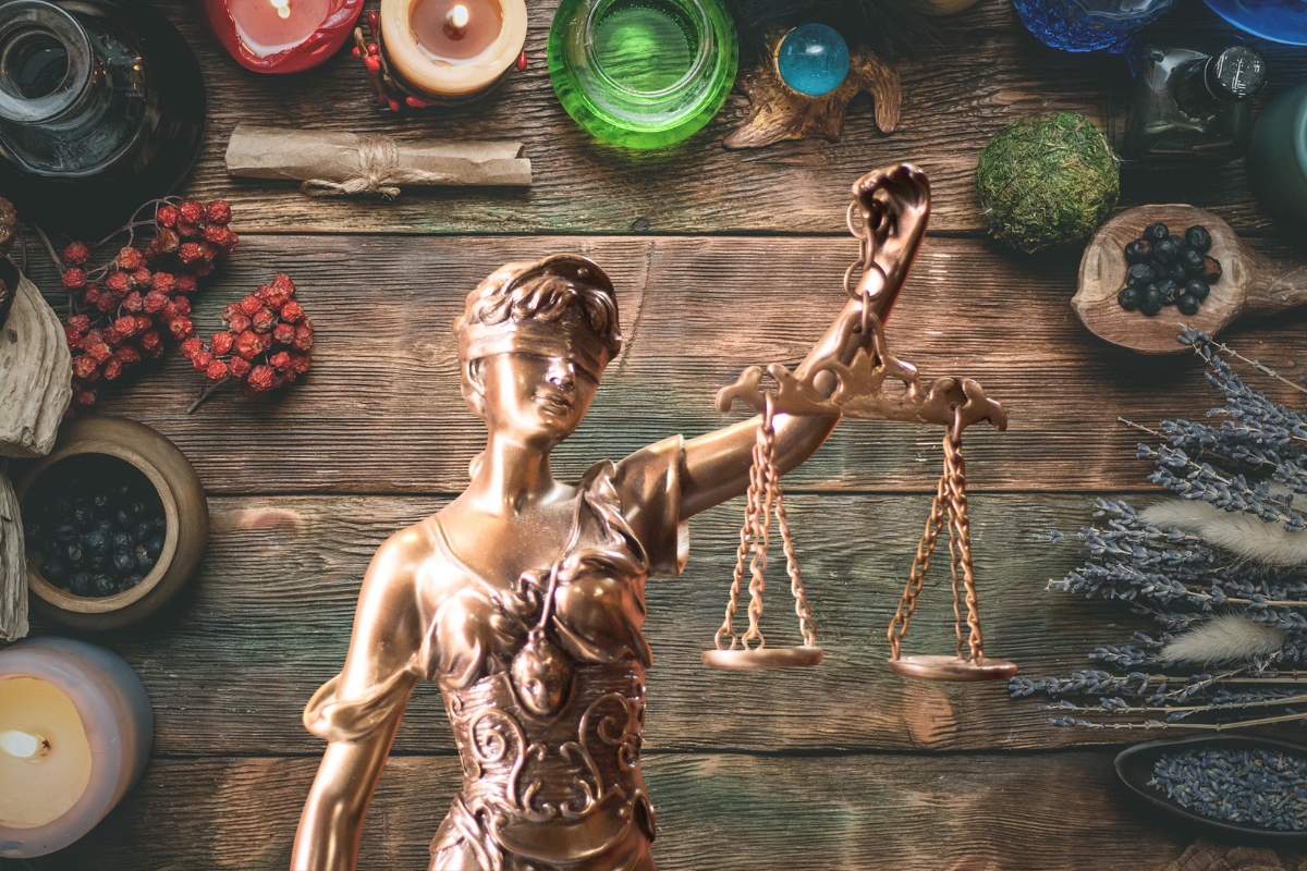 Ilustracija Justicije uz tekst o krivičnopravnoj zaštiti u slučajevima obmane i prevare zasnovane na iracionalnim uverenjima